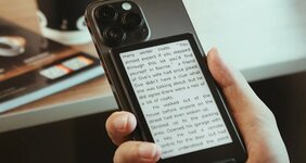 Мини-читалка с MagSafe превращает смартфон в электронную книгу.jpg