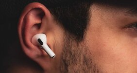 Вы неправильно пользуетесь наушниками и можете оглохнуть..jpg