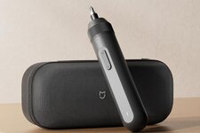 Xiaomi выпустила дешевую электрическую отвертку с набором из 18 бит. Стоит всего косарь.jpg