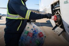Пластиковые отходы научились превращать в компоненты авиационного топлива.jpeg