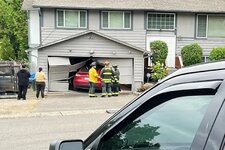Tesla на автопилоте протаранил ворота гаража.jpg