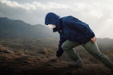 Куртку, производящую питьевую воду из воздуха, показали инженеры из Техаса.jpeg